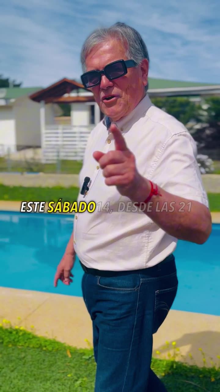 El anfitrión de Don Ricardo, con lentes de sol, apunta a cámara junto a la piscina del recinto