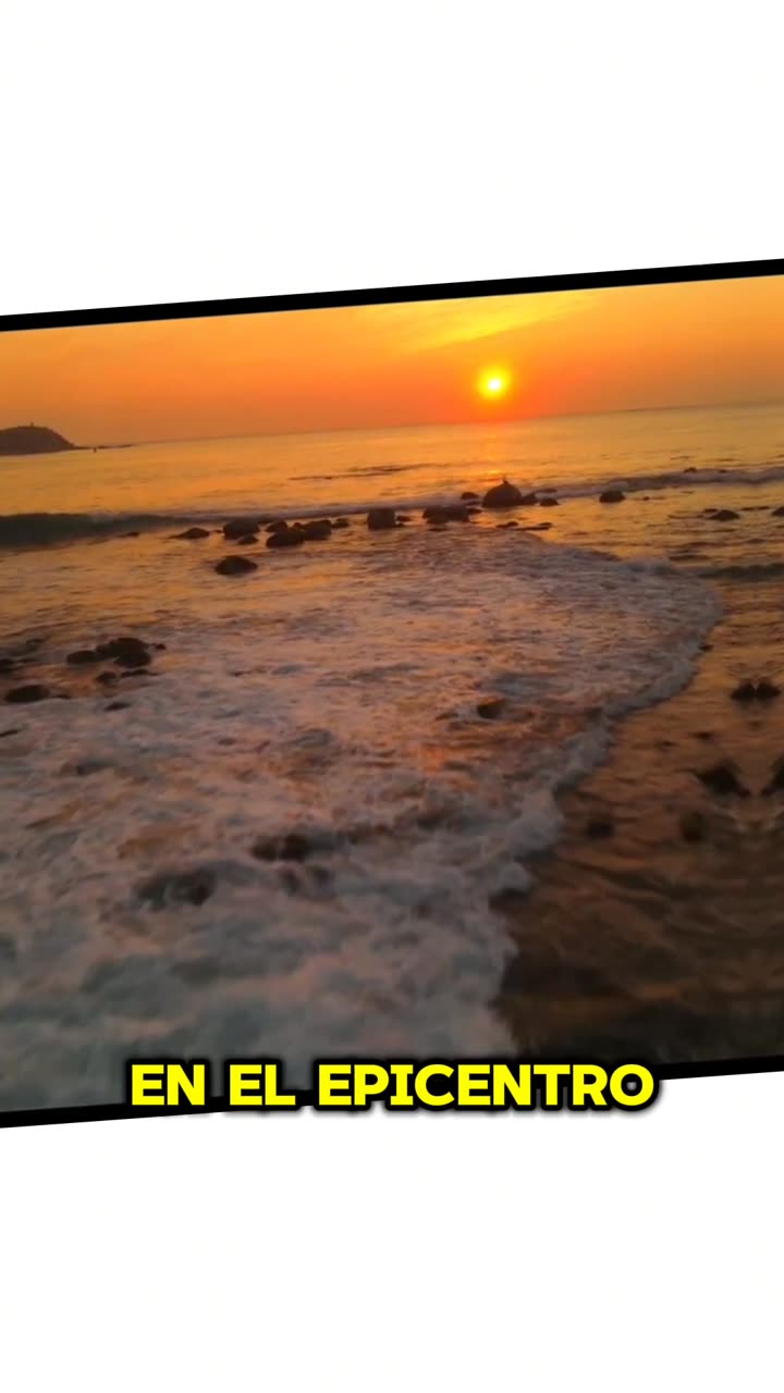 Fotograma inclinado sobre fondo blanco: atardecer sobre la costa rocosa de Algarrobo, con el subtítulo «En el epicentro»